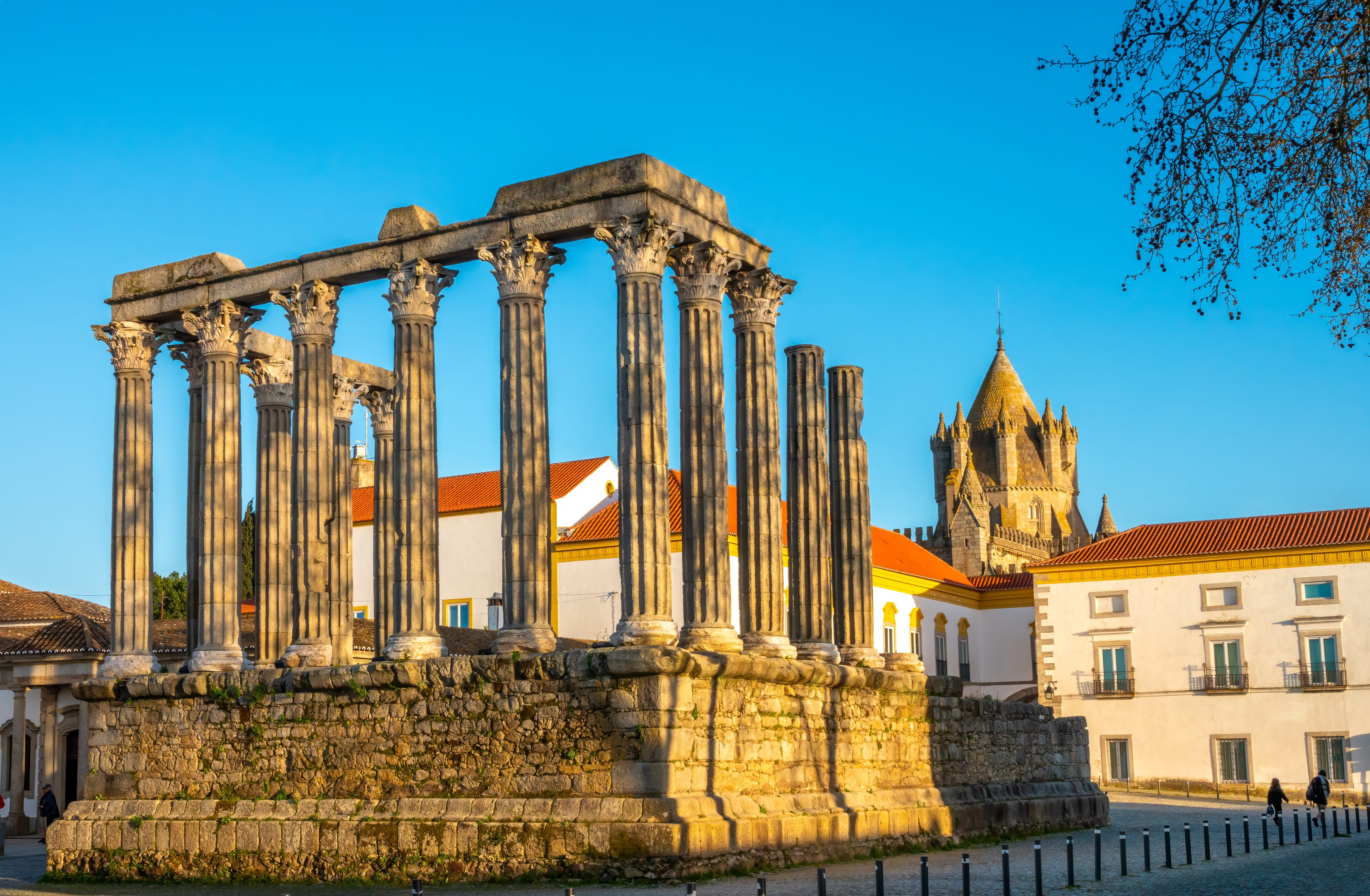 Römischer Tempel und Capela dos Ossos